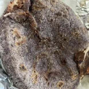 Pupusa de Frijoles con Queso (Harina de maíz morado)