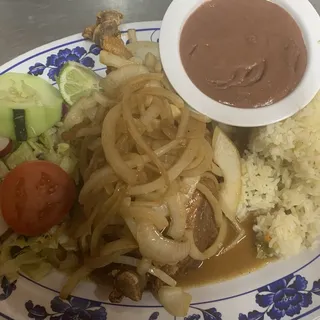 Pollo Encebollado