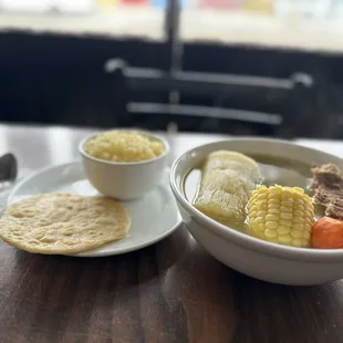 Deliciosa sopa de res y tortillas recién hechas a mano.
