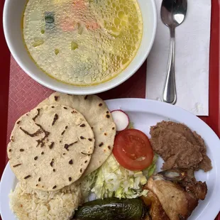 Sopa/caldo de pollo plate.
