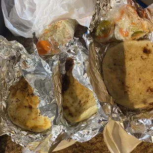 Pupusa de quest, revuelta y con puerco.