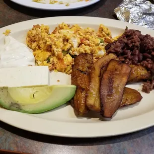 Desayuno with chorizo, veggies and casamiento.