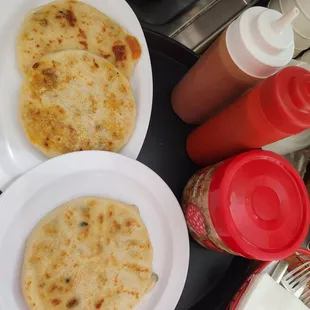 Pupusas Rebueltas y Queso y loroco
