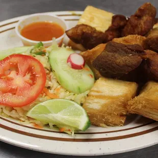 Yuca Frita con Chicharrones