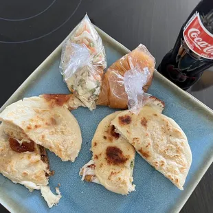 Pupusas: queso &amp; frijol, queso &amp; loroco