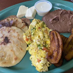 Desayuno Típico with pupusas