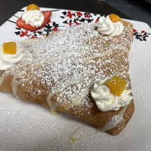 Lechera with peach and whipped cream