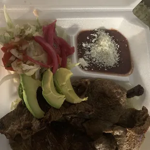 Carne Asada con arroz ,frijoles y ensalada.