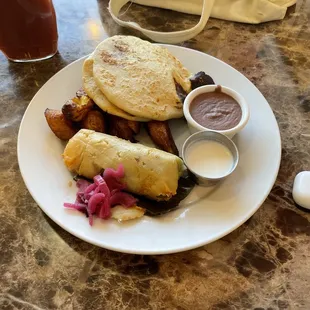 Tasty 1.) pupusa, crema, frijol, plantains, y tamale de pollo.