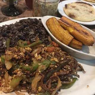 Revuelta con Frijoles Pupusa