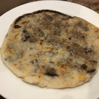 Queso y Frijoles Pupusa