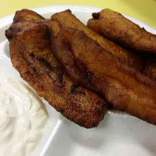 Plaitanos fritos (fried plantains)