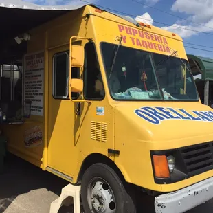 Food truck witch covered seating