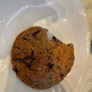 VEGAN WALNUT CHOCOLATE CHIP COOKIE