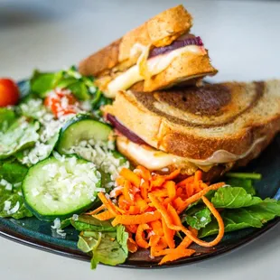 Reu-Beet-N
Marbled rye bread, house-made vegan thousand island,organic roasted beets, Swiss cheese, sauerkraut.