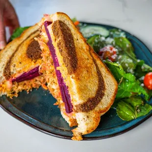 Reu-Beet-N
Marbled rye bread, house-made vegan thousand island,organic roasted beets, Swiss cheese, sauerkraut.