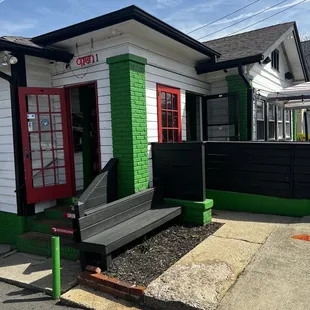 I ordered 2 hours ago online, just arrived, and the order is still not ready. They do not prioritize online orders!