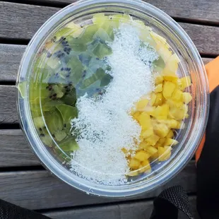 Base: Acai / Banana / apple juice Toppings: mango / kiwi / coconut shreds