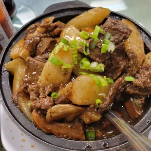 Braised beef with radish claypot