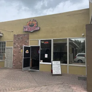 店門口在角落裡，要很注意才會看到