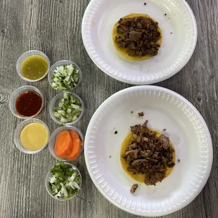 Beef tacos 牛肉三碎塊撲滿在玉米餅皮上，撒上生洋葱和香菜，口感棒棒噠，好吃