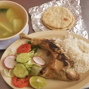 Sopa de gallina fresca echa cada dia