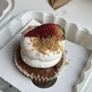 Strawberry cheesecake cupcake