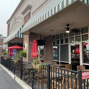the outside of a restaurant