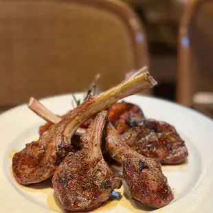 Paidakia Galaktos Stin Schara Me Imam Kai Mora Patates (Grilled baby lamp chop)