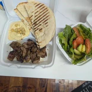 Hummus with Lamb w salad