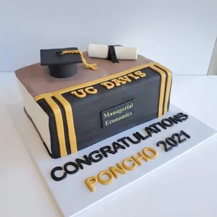 Customize graduation cake