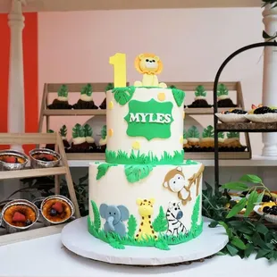 a jungle themed birthday cake