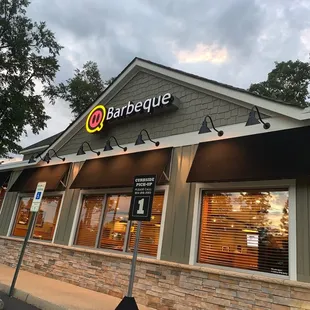 the outside of a restaurant