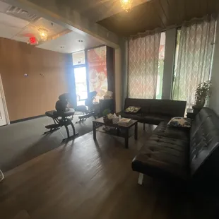 Entry with a waiting area and ready for a quick back massage.
