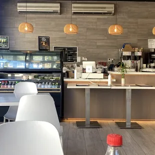 Server on her phone the entire time