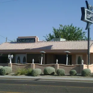 the outside of the restaurant