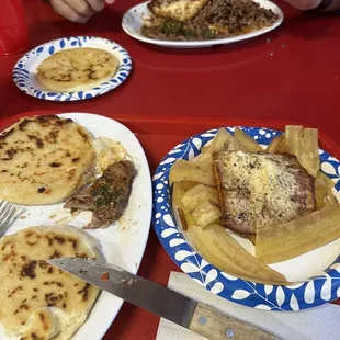 Pupusas, queso frito con tajadas, carne asada