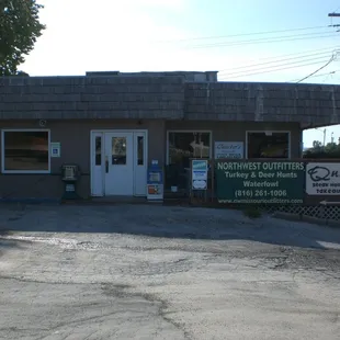 Quackers Bar &amp; Grill, Mound City, MO