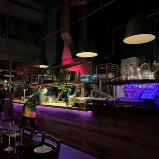 Shift meeting at the counter