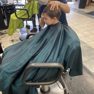 2 years old is taking his haircut with Lan.