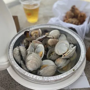 Steamed clams in white wine