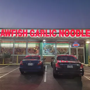 Newly opened seafood place. Good seafood. Good crawfish and crab. Excellent garlic noodles. Open late - 12 modnight.