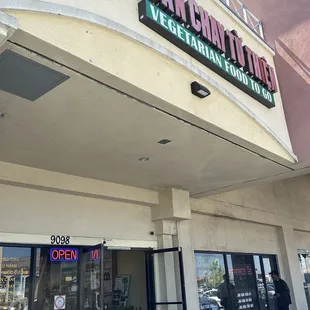 the outside of a restaurant