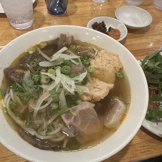 19. Bun Bo Hue Dac Biet Cha Tom