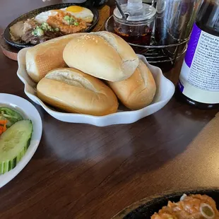 Bread and veggies that come with the order