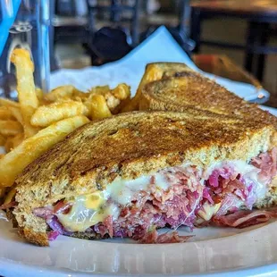 Good reuben with crispy fries