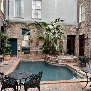 Court yard w pool