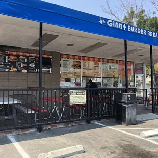 the outside of a restaurant