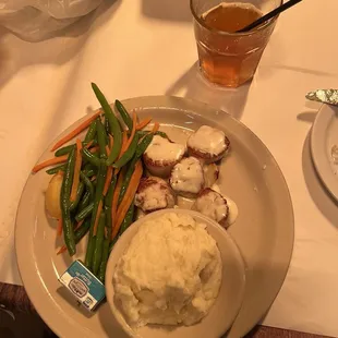 Pan seared scallops with the mash potatoes and veggies, and no butter was needed for me, good taste!