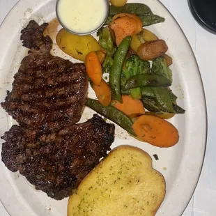 Steak with grilled seasoned veggies toast and a side of queso